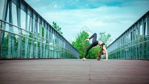 芝加哥公牛球员诺亚·埃森格因伤报销，NBA生涯受挫，发展联盟表现亮眼，未来仍有潜力。